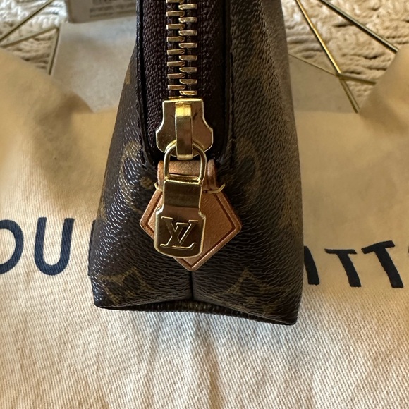 Louis Vuitton Cosmetic Pouch - MM Monogram with dust bag and tags. - Picture 4 of 7
